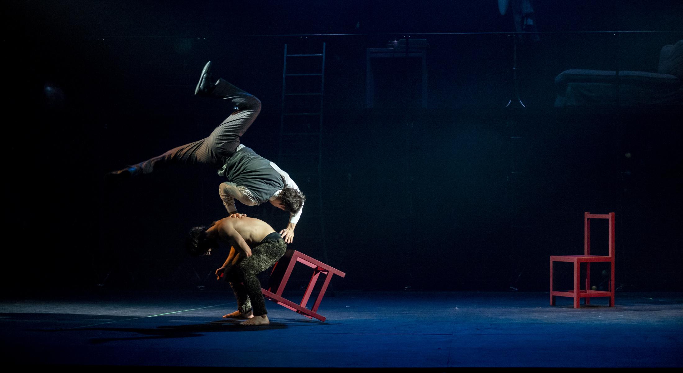 Photo : Lisard Tranis et Joris Baltz dans L’Oiseau de feu © Lander Loeckx